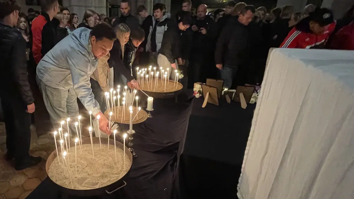 Bei der Trauerveranstaltung in der Bernauer St.-Marien-Kirche am Donnerstag, 8. Oktober, entzünden Menschen Kerzen für die vier tödlich verunglückten jungen Menschen. Die Anteilnahme zeigt sich auch in einer großen Spendenbereitschaft für ihre Familien.