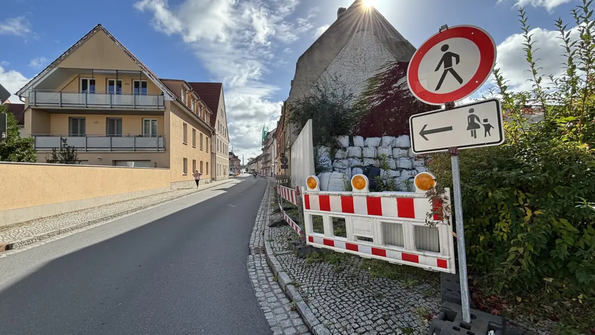 An "Zugs Ecke" ist für Fußgänger seit Jahren kein Durchkommen. Passanten müssen hier die Straßenseite wechseln.