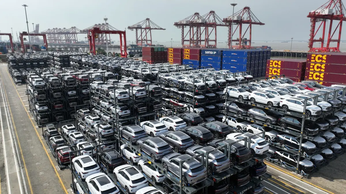 Chinesische E-Autos vor dem Export: Eine Luftaufnahme zeigt chinesische Autos mit Hybrid- oder Elektroantrieb für den Export in einem Terminal des Hafens Taicang in der ostchinesischen Provinz Jiangsu. (zu dpa: «Das könnten Zölle auf chinesische Hybridautos bewirken»)