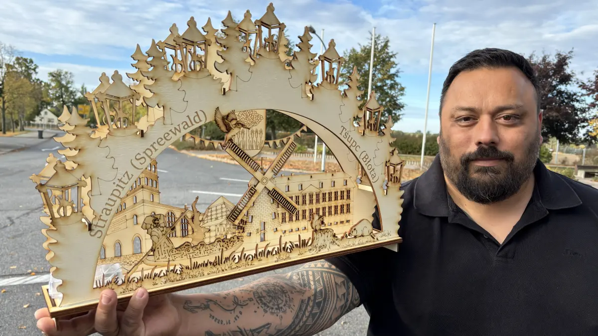 Roberto Quandt und Schwibbogen mit Motiven aus Straupitz.