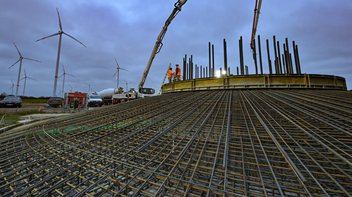 Es wird wieder gebaut: Mauerer und Betonbauer, Dachdecker, Gerüstbauer, Straßenbauer und Zimmer im Osten Brandenburgs freuen sich über gut gefüllte Auftragsbücher. Das gibt der Konjunkturbericht der Handwerkskammer Frankfurt (Oder)her. Hier wird gerade das Fundament für eine Windkraftanlage gegossen (Featurefoto).