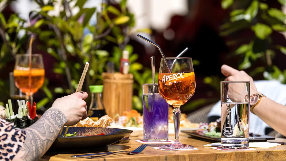 Mit viel Arbeit verbunden: Gastronomen müssen zahlreiche Dokumentationspflichten und Prüfungsverfahren durchstehen, bevor sie ihren Gästen genussvolle Momente in einladendem Ambiente bieten können. Die Brandenburger Landespolitik will ihnen das Leben leichter machen.