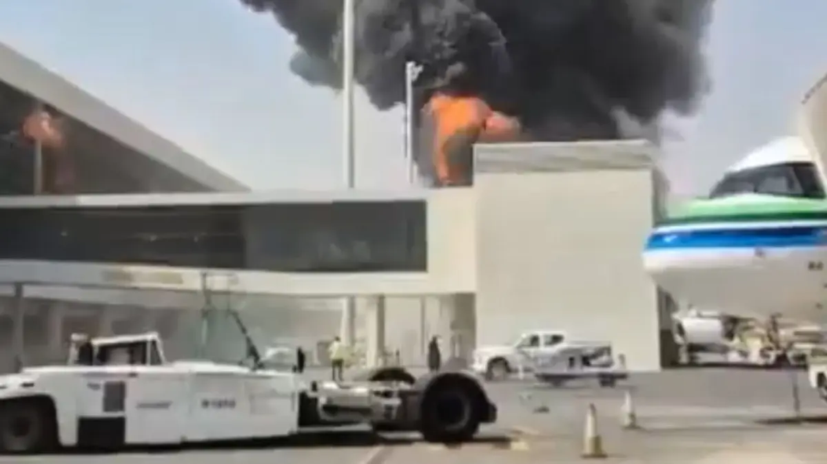Angriff auf Flughafen in Riad: Dieses Bild aus einem Video, das von AP beschafft und überprüft wurde, zeigt dichten schwarzen Rauch und Flammen, die bei einem Brand am King-Khalid-Flughafen in Riad aufsteigen. (zu dpa: «Saudi-Arabien: Zwölf Tote bei Angriff auf Flughafen in Riad»)