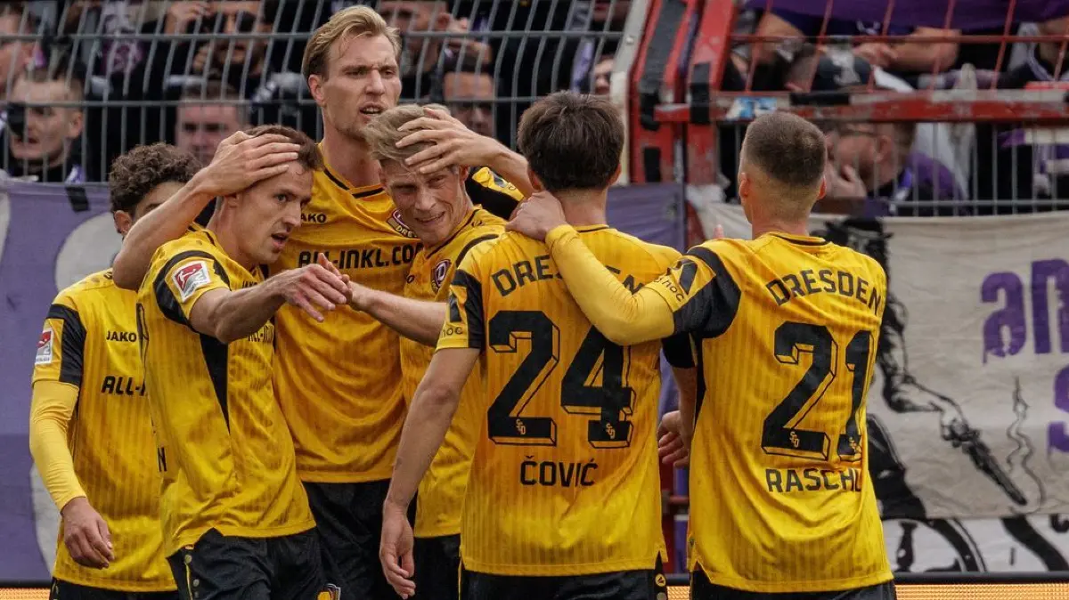 VfL Osnabrück - Dynamo Dresden: Fußball, Männer: 2. Bundesliga, VfL Osnabrück - Dynamo Dresden, 7. Spieltag, Stadion an der Bremer Brücke. Niklas Hauptmann (M,l, SG Dynamo Dresden) bejubelt seinen Treffer zum 0:1 mit seinen Mannschaftskollegen. (zu dpa: «Osnabrück holt späten Punkt gegen Dynamo Dresden»)