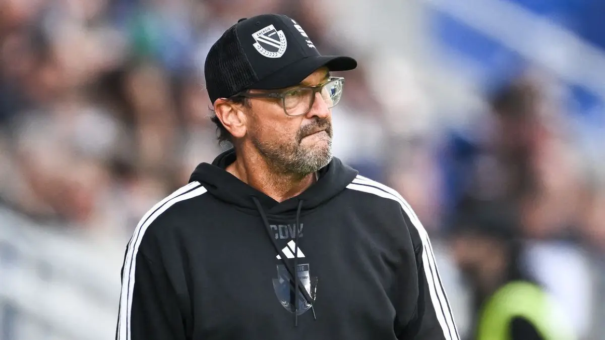 Darmstadt 98 - Energie Cottbus: 10.10.2026, Hessen, Darmstadt: Fußball, Männer: 2. Bundesliga, Darmstadt 98 - Energie Cottbus, 7. Spieltag, Merck-Stadion am Böllenfalltor. Trainer Claus-Dieter Wollitz (Energie Cottbus) an der Seitelinie. Foto: Florian Wiegand/dpa - WICHTIGER HINWEIS: Gemäß den Vorgaben der Bundesliga bzw. des DFB Deutscher Fußball-Bund ist es untersagt, in dem Stadion und/oder vom Spiel angefertigte Fotoaufnahmen in Form von Sequenzbildern und/oder videoähnlichen Fotostrecken zu verwerten bzw. verwerten zu lassen. +++ dpa-Bildfunk +++