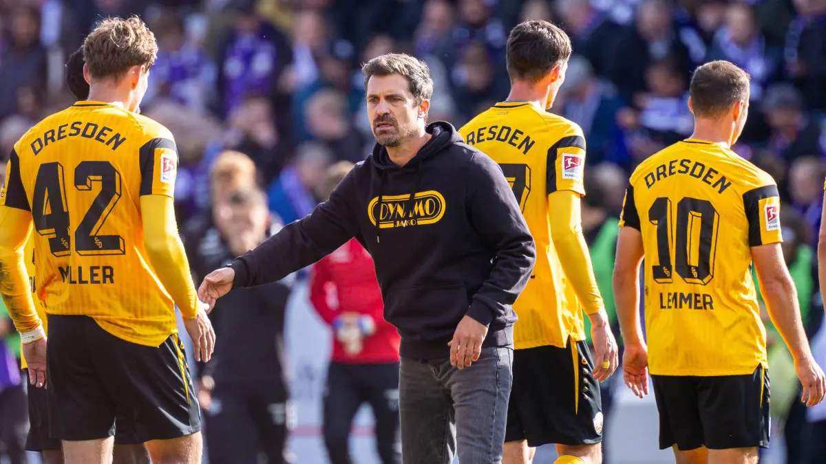GER, VfL Osnabrueck vs. SG Dynamo Dresden, Fussball, 2. Bundesliga, 7. Spieltag, Spielzeit 2026/2027, 10.10.2026: Die Spieler von SG Dynamo Dresden reagieren enttaeuscht nach dem 1:1 Unentschieden, Thomas Stamm SG Dynamo Dresden, Cheftrainer ist mittendrin in Schwarz gekleidet GER, VfL Osnabrueck vs. SG Dynamo Dresden, Fussball, 2. Bundesliga, 7. Spieltag, Spielzeit 2026/2027, 10.10.2026 DFL Regulations prohibit any use of photographers as image sequences and/or quasi-video. GER, VfL Osnabrueck vs. SG Dynamo Dresden, Fussball, 2. Bundesliga, 7. Spieltag, Spielzeit 2026/2027, 10.10.2026 Osnabrueck *** The SG Dynamo Dresden players look disappointed after the 1-1 draw Thomas Stamm, head coach of SG Dynamo Dresden, is in the middle, dressed in black GER, VfL Osnabrück vs. SG Dynamo Dresden, soccer, 2. Bundesliga, Matchday 7, 20262027 season, October 10, 2026DFL regulations prohibit the use of photographers images as image sequences and/or quasi-video content GER VfL Osnabrück vs. SG Dynamo Dresden, soccer, 2. Bundesliga, Matchday 7, 20262027 season, October 10, 2026, Osnabrück Copyright: xEibner-Pressefoto/JanxRollingerx EP_JSK