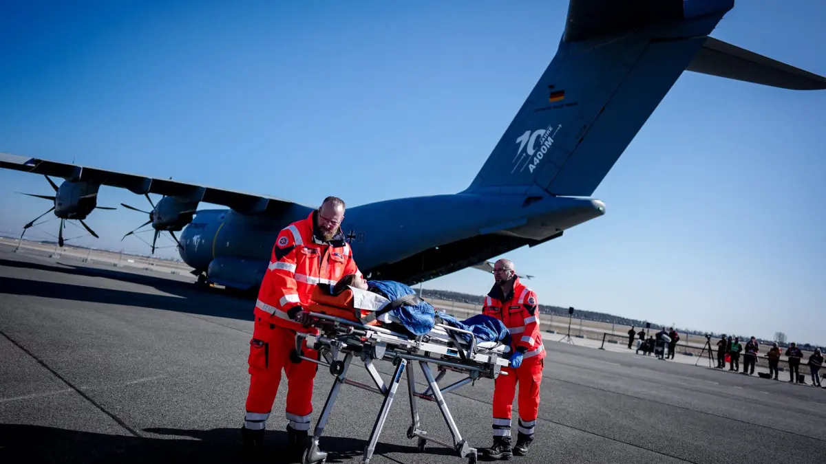 Bei einem Notfall-Symposium in Frankfurt (Oder) ging es auch um die Rolle ziviler Krankenhäuser im Bündnis- und Verteidigungsfall. Das Klinikum hatte bereits im März an einer Übung der Bundeswehr am Flughafen BER Berlin-Brandenburg teilgenommen. Archivbild)