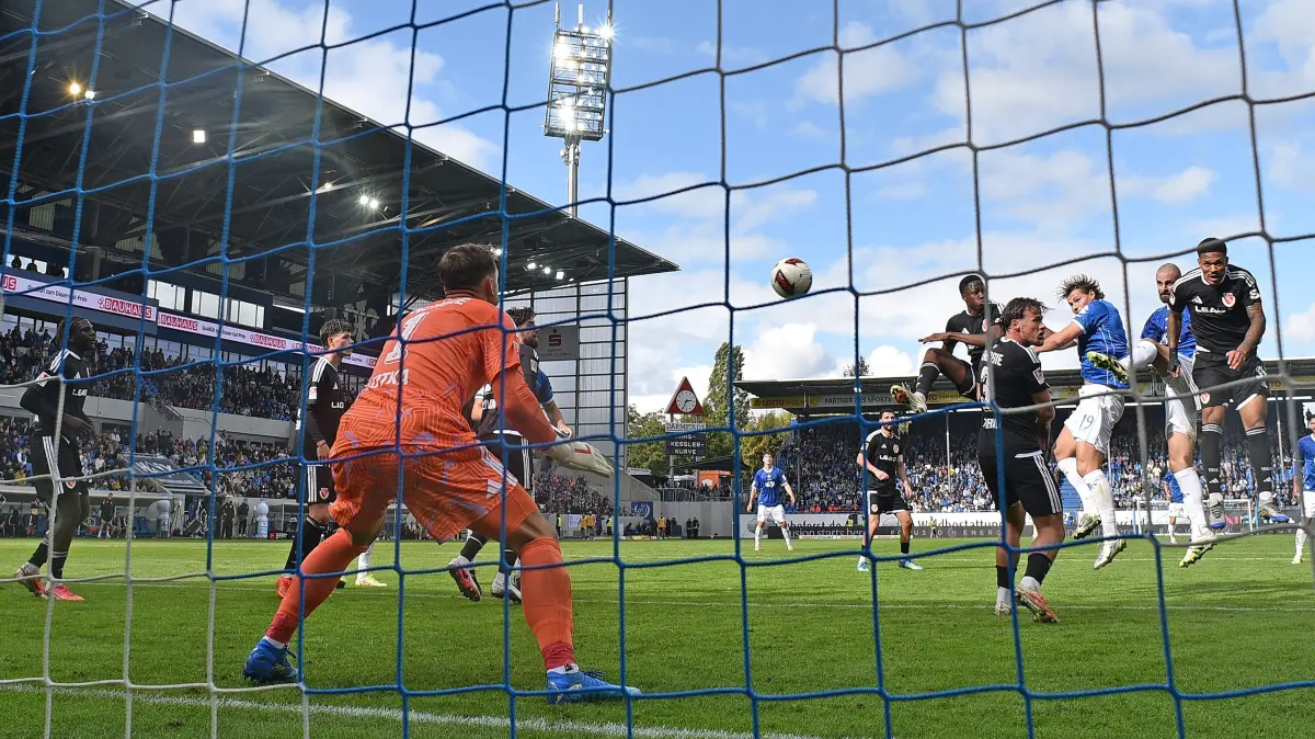 Fussball 2.Bundesliga, SV Darmstadt 98 - Energie Cottbus: 10.10.2026, xfux, Fussball 2.Bundesliga, SV Darmstadt 98 - Energie Cottbus v.l. Marcel Lotka FC Engerie Cottbus, Torschuetze / Torschütze Aleksandar Vukotic SV Darmstadt 98 Goal scored, Tor zum 2:1 DFL/DFB REGULATIONS PROHIBIT ANY USE OF PHOTOGRAPHS as IMAGE SEQUENCES and/or QUASI-VIDEO Darmstadt *** October 10, 2026, xfux, Soccer 2. Bundesliga, SV Darmstadt 98 vs. Energie Cottbus, Marcel Lotka FC Energie Cottbus, Goal scorer: Aleksandar Vukotic SV Darmstadt 98, Goal scored, Goal making it 21. DFL and DFB regulations prohibit any use of photographs as image sequences and/or quasi-video. Darmstadt