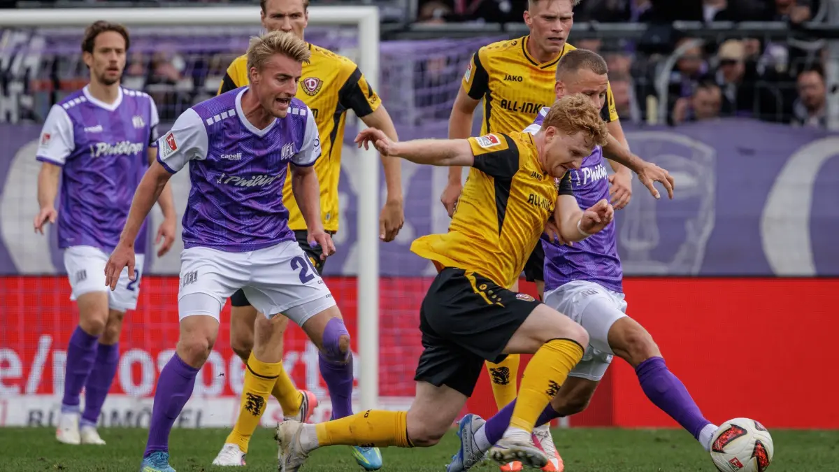 VfL Osnabrück - Dynamo Dresden: 10.10.2026, Niedersachsen, Osnabrück: Fußball, Männer: 2. Bundesliga, VfL Osnabrück - Dynamo Dresden, 7. Spieltag, Stadion an der Bremer Brücke. Robert Wagner (vorne, SG Dynamo Dresden) im Zweikampf mit Adrian Beck (VfL Osnabrück). Foto: David Ebener/dpa - WICHTIGER HINWEIS: Gemäß den Vorgaben der Bundesliga bzw. des DFB Deutscher Fußball-Bund ist es untersagt, in dem Stadion und/oder vom Spiel angefertigte Fotoaufnahmen in Form von Sequenzbildern und/oder videoähnlichen Fotostrecken zu verwerten bzw. verwerten zu lassen. +++ dpa-Bildfunk +++