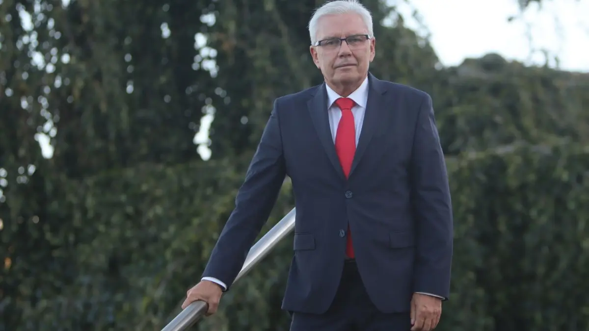 Fußball, Jens Kaden aus Strausberg wird auf dem 10. Verbandstag als Präsident wiedergewählt. Er ist 61 Jahre alt, (Geb. Datum 14. Juli 1965), Jurist, 1. Amtszeit begann 2008. 3. Legislatur beginnt