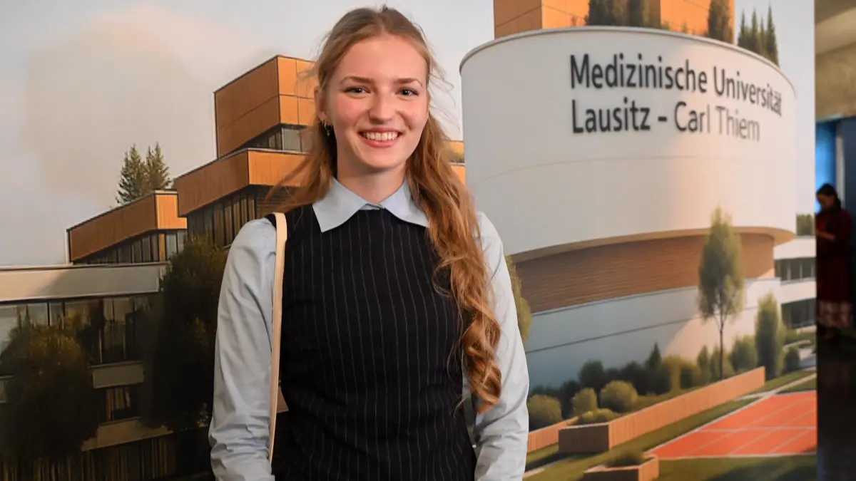 Immatrikulation MUL CT: Zoe-Marie Herrmann aus Lübbenau gehört zu den ersten Medizinstudentinnen in Cottbus.
Erste Medizinstudierende starten an der Medizinischen Universität Lausitz – Carl Thiem
Immatrikulationsfeier am Sonntag, 11. Oktober 2026, im Großen Haus des
Damit beginnt für 38 junge Menschen ein neuer Lebensabschnitt: Sie wurden als erste Studierende in den Modellstudiengang Humanmedizin der Medizinischen Universität Lausitz – Carl Thiem (MUL – CT) immatrikuliert.