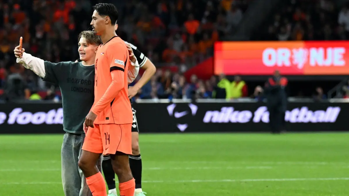 Ein Fan mit Tijjani Reijnders: Fußball, Männer: Nations League A, Niederlande - Deutschland, Gruppenphase, Gruppe 2, Spieltag 1, Johan Cruyff ArenA, ein Fan (l) macht mit Tijjani Reijnders (Niederlande) ein Selfie, nachdem er auf den Platz gelaufen ist. (zu dpa: «Kuriose Teenie-Strafe: 100 Euro und fünf Jahre Stadionverbot»)
