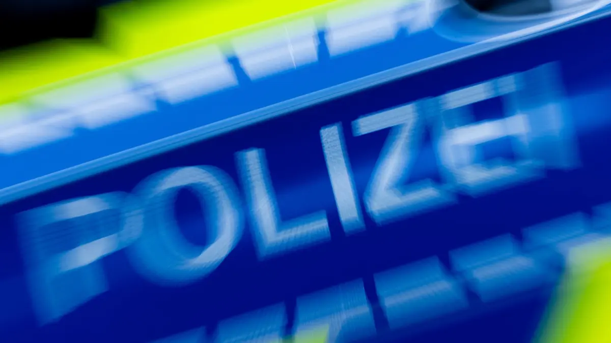 Polizei - Symbolbild: Ein Polizeiwagen im Einsatz. (zu dpa: «Fahndungserfolg: Autobahnpolizei nimmt gesuchten Mann fest»)