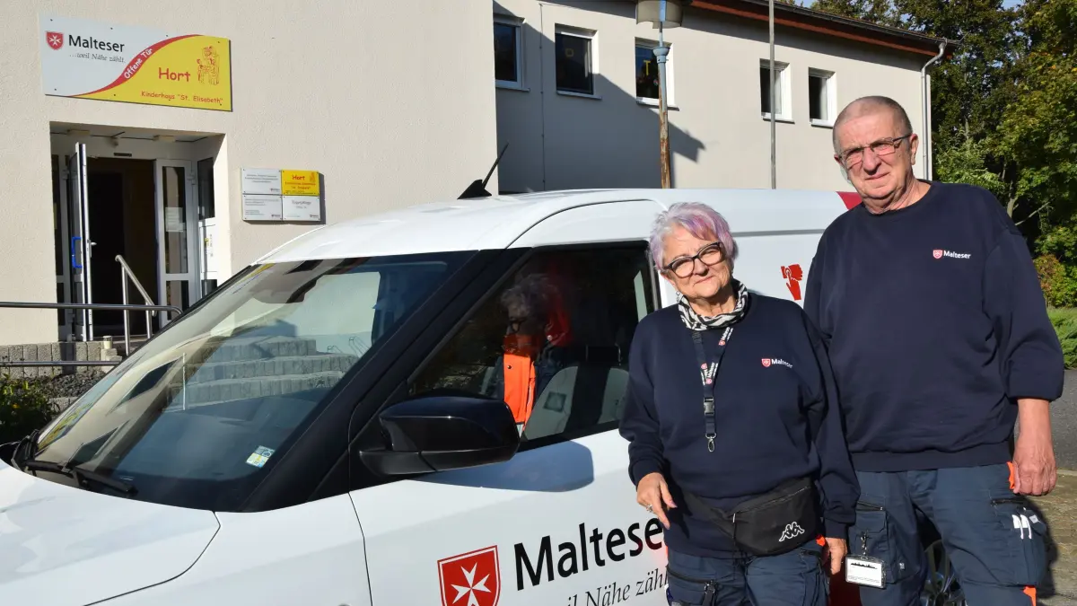 Helfer vom Dienst: Horst und Bärbel Leiser stehen am Einsatzfahrzeug der Malteser, mit dem sie sieben Jahre lang unterwegs waren.