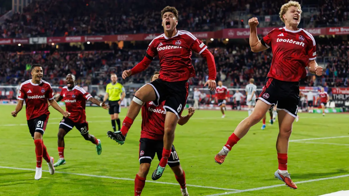 1. FC Nürnberg - VfL Wolfsburg: 10.10.2026 - Fussball - Saison 2026 2027 - 2. Fussball - Bundesliga - 07. Spieltag: 1. FC Nürnberg FCN Club - VfL Wolfsburg Wob Wölfe - Sportfoto Zink / DaMa - xdaxmax - DFL regulations prohibit any use of photographs as image sequences and/or quasi-video - only for editorial use - Jubel / Freude / Torjubel nach Tor zum 3:2 - n23 und Mannschaft / Team jubelt freut sich - Torschütze: Mohamed Ali Zoma 23, 1. FC Nürnberg / FCN *** 10/10/2026 Soccer Season 20262027, Bundesliga 2, Matchday 7: 1. FC Nürnberg FCN vs. VfL Wolfsburg Wob, Wolves Sports photo by Zink DaMa xdaxmax. DFL regulations prohibit any use of photographs as image sequences and or quasi-video for editorial use only. Celebration, Joy, Goal celebration after the 32 goal n23, and the team celebrates and rejoices goal scorer Mohamed Ali Zoma 23, 1. FC Nuremberg FCN