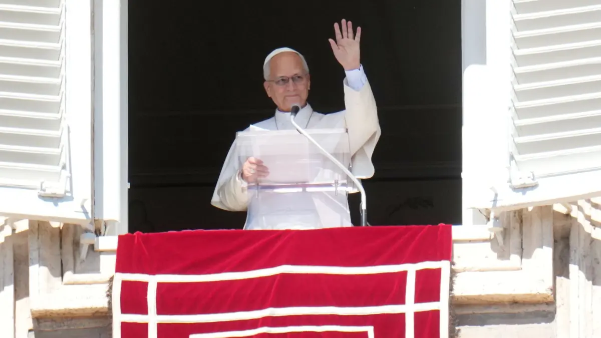 Papst Leo XIV.: 11.10.2026, Vatikan, Vatikanstadt: Papst Leo XIV. spricht auf dem Petersplatz im Vatikan das Angelusgebet. Foto: Gregorio Borgia/AP/dpa +++ dpa-Bildfunk +++