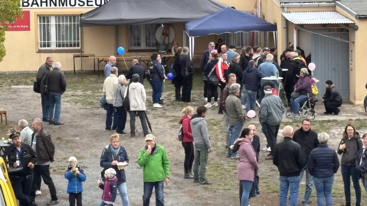Zahlreiche Besucher nutzen die Eisenbahnerlebnistage im Brandenburgischen Eisenbahnmuseum Falkenberg/Elster, um historische Lokomotiven zu besichtigen und mit Eisenbahnern ins Gespräch zu kommen. Nicht nur die historischen Fahrzeuge ziehen Besucher an, sondern auch die Geschichten der Menschen dahinter.
