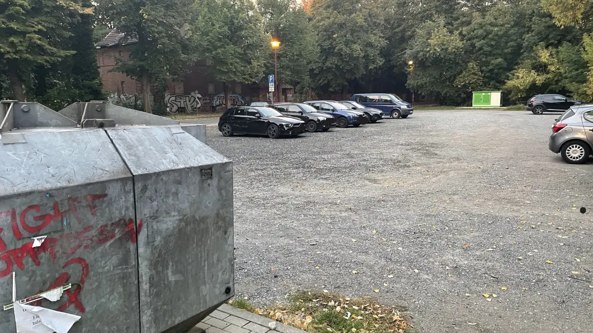 Die neue Variante sieht den Ausbau des Parkplatzes an der Grundschule in der Brunnenstraße, Ecke Tuchmacherstraße, vor. Glascontainer und Trafostation müssen dabei weiter in Betrieb gehalten werden.