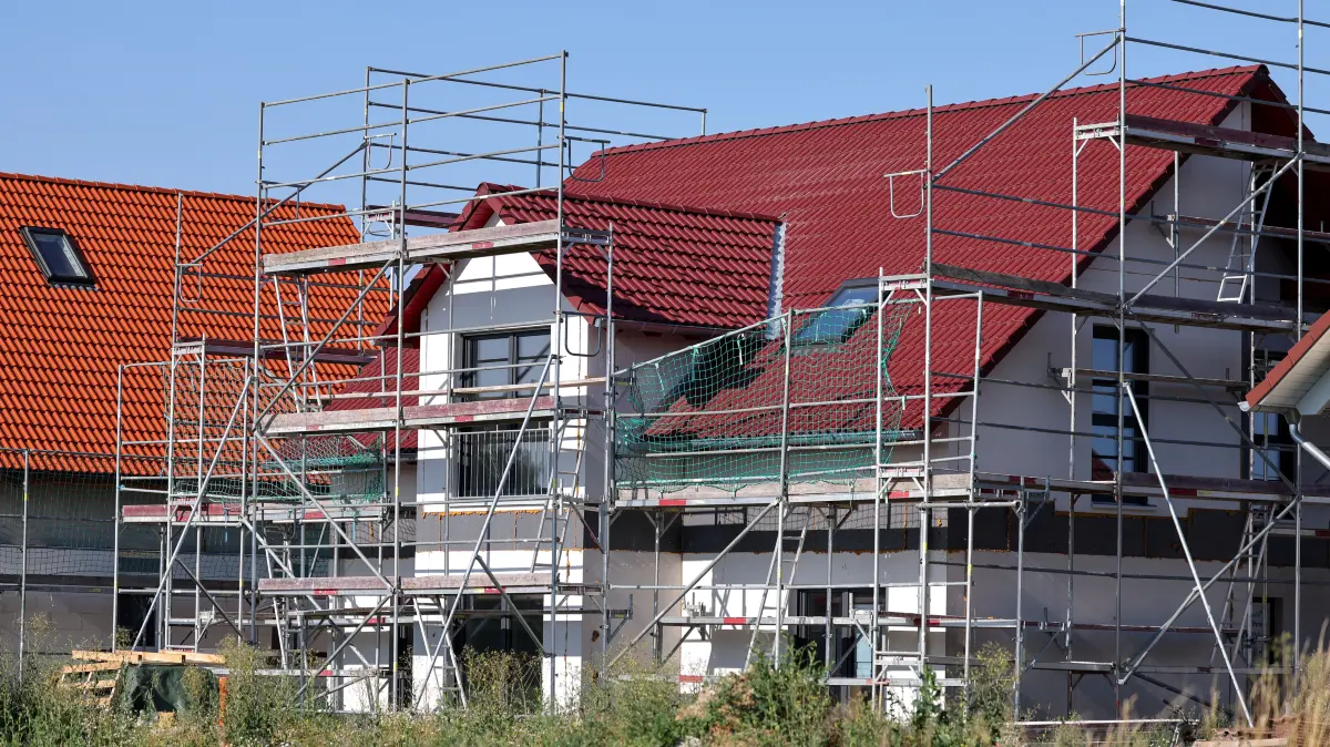 Neue Einfamilienhäuser enstehen an einem Feldern am südwestlichen Stadtrand. Die Zahl der Baulandverkäufe ist Immobilienexperten zu Folge seit 2021 fast um die Hälfte zurückgegangen. Gestiegene Zinsen, hohe Baukosten und knappes Bauland haben den Traum vom Eigenheim stark verteuert. (zu dpa: «Baumesse Dresden mit mehr als 400 Ausstellern») +++ dpa-Bildfunk +++