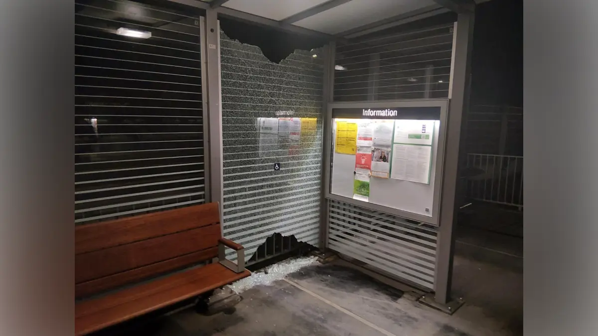 Die Glasscheibe des Wetterschutzhäuschens am Haltepunkt Petershain wurde teilweise zerstört. Die Bundespolizei ermittelt wegen Sachbeschädigung.