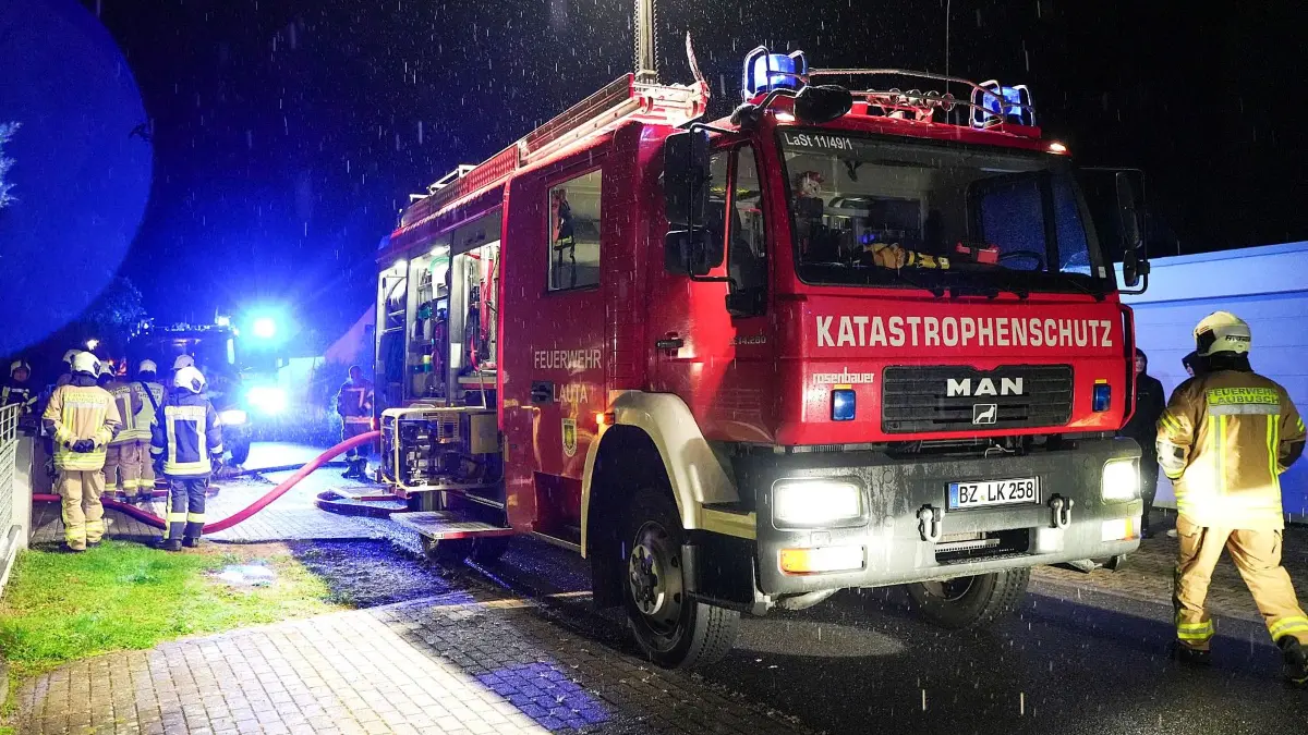 Rund 30 Feuerwehrleute sind am späten Abend zu einem brennenden Holzschuppen in Lauta ausgerückt.