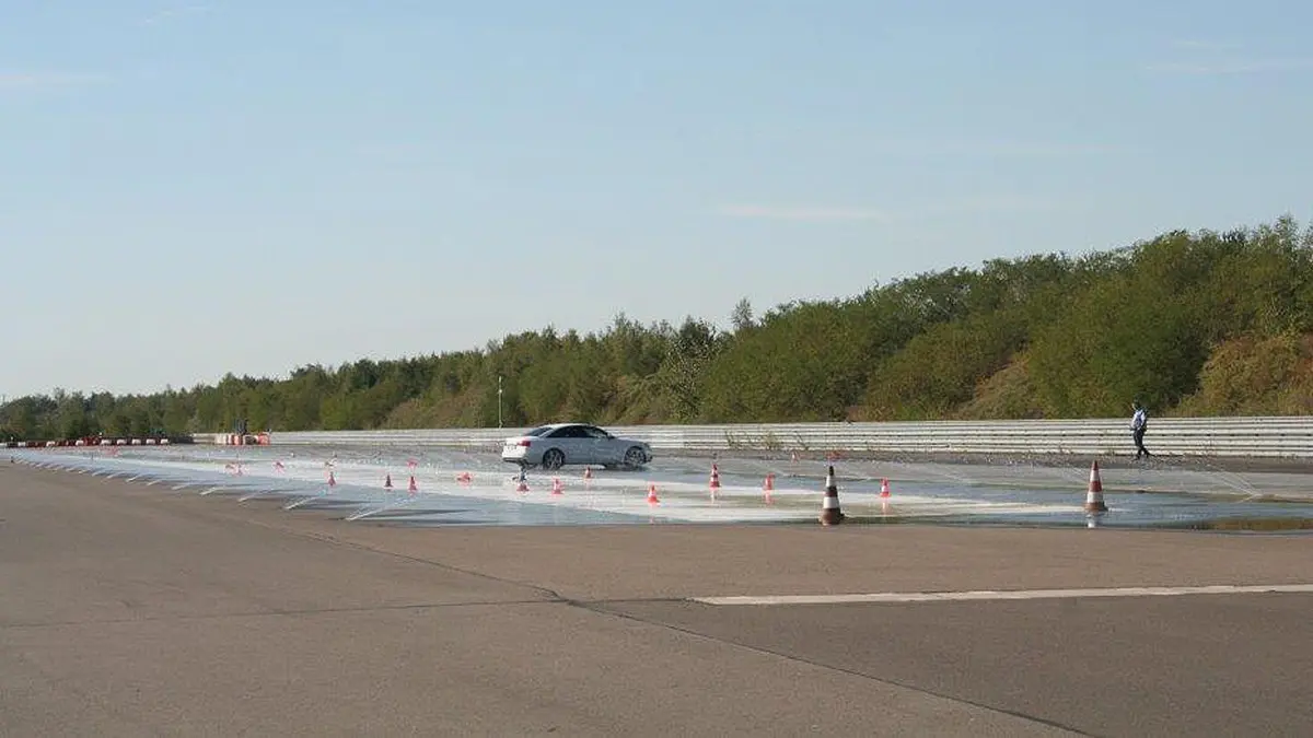 Beim Präventionstag auf dem Lausitzring testen Senioren die Fahrsicherheit ihrer Autos – hier auf einer künstlich bewässerten Fahrbahn, die das Fahren bei Regen simuliert.