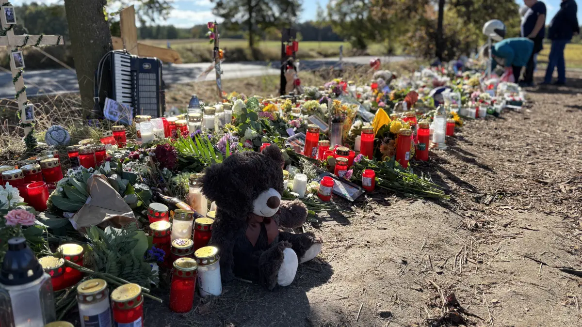 Blumen, soweit das Auge reicht. Die Anteilnahme der Menschen am Tod der vier Jugendlichen ist immer noch groß.