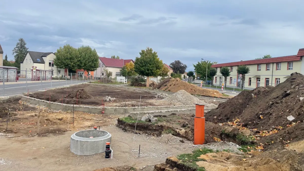 Auf dem Platz vor dem Bahnhof in Elsterwerda haben die Bauarbeiten zum Aufbau eines Toilettenhäuschens begonnen. Nicht nur das: Die Fläche soll zur Bürgerinsel aufgewertet werden. Und: Elsterwerda hält ein besonderes Bonbon für Durstige bereit.