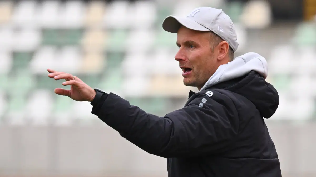 Trainer Sebastian König ist mit der zweiten Mannschaft von Dynamo Dresden in der NOFV-Oberliga Süd als Aufsteiger noch ungeschlagen.