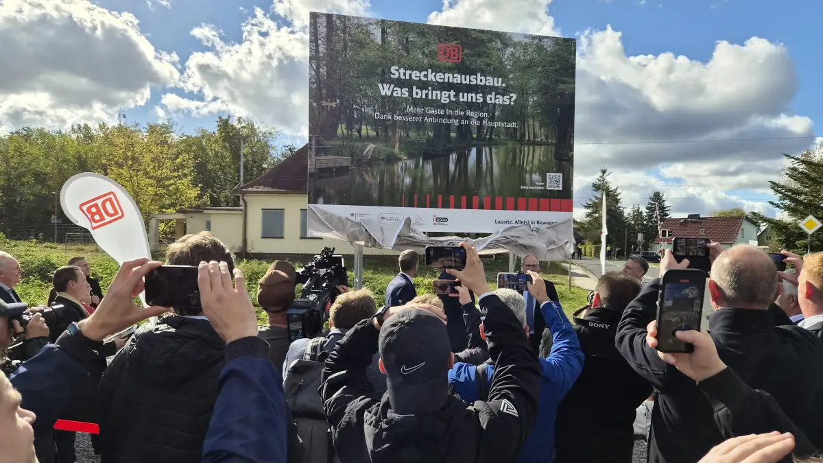 Beim symbolischen Baustart für den Ausbau des zweiten Gleises zwischen Lübbenau und Cottbus wurde in Raddusch eines der großformatigen Bauschilder enthüllt. Das Medieninteresse war berächtlich.