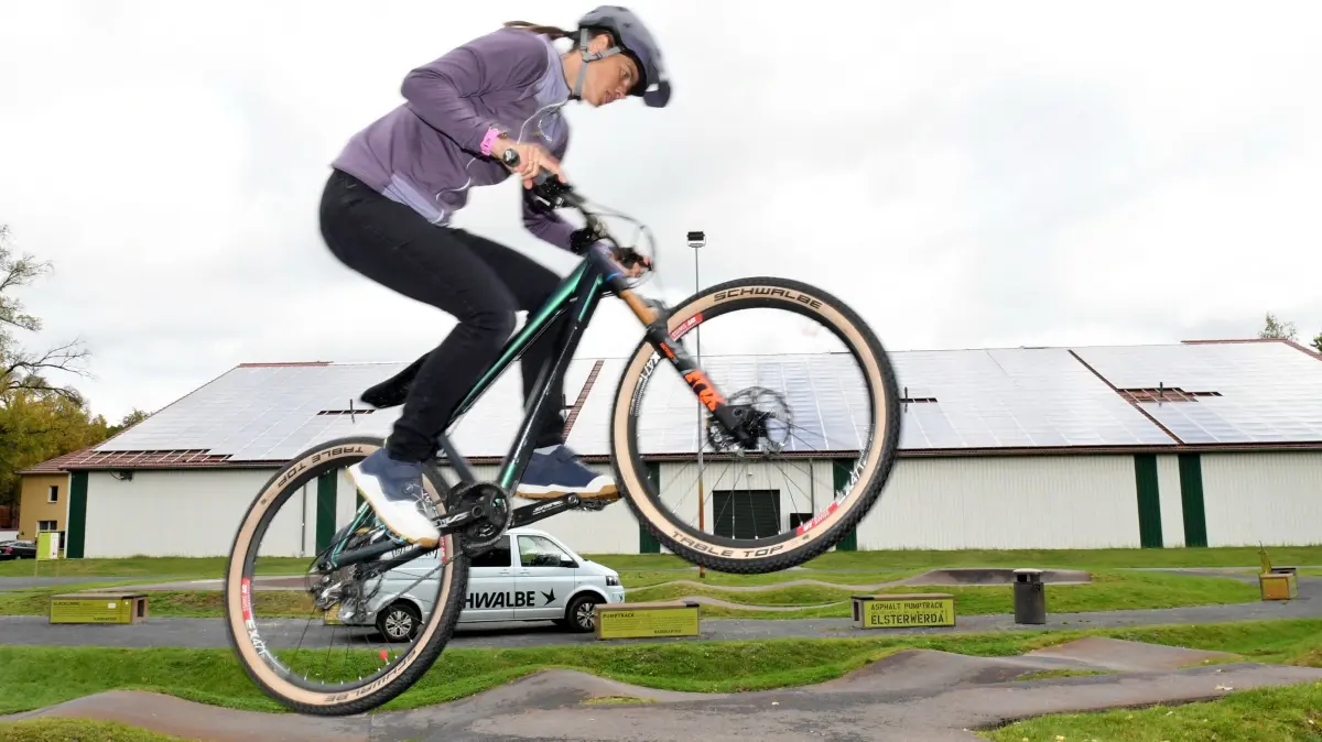 Radsportlegende setzt Karriere fort - Steffi Marth wieder im Rennen : Radsportlegende setzt Karriere fort - Steffi Marth wieder im Rennen
- Radsportlegende setzt Karriere fort - Steffi Marth geht nach Baby- Pause wieder an den Start. Bei ihrem ersten großen Rennen seit 2023 hat sie vor wenigen Tagen in Spanien in der Klasse Elite Women den zweiten Platz geholt