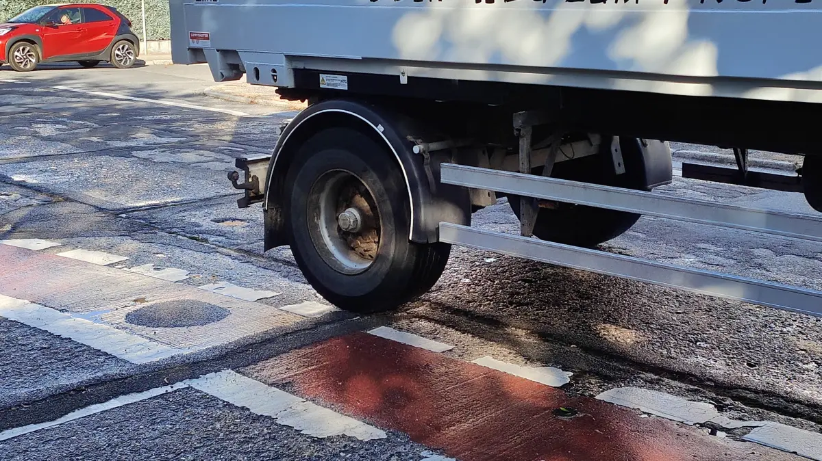 LKW und Busse setzen der ohnehin schadhaften Rosa-Luxemburg-Straße in Hoyerswerda weiter zu.