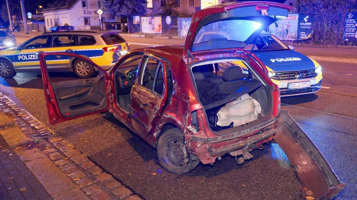 Eine nächtliche Verfolgungsjagd lieferte sich die Polizei in Dresden mit einem 17‑Jährigen. Mehrere Menschen wurden dabei verletzt.
