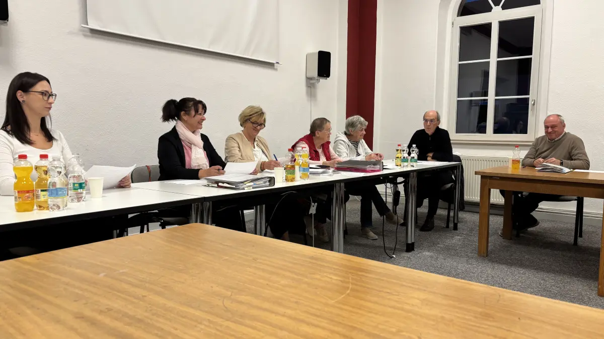 Unter Wahlausschussleiterin Andrea Mundt (2. v. l.) wurden die Niederschriften aller vier Wahllokale in Bad Muskau und die des Briefwahllokals im Rathaus geprüft und für fehlerfrei befunden.