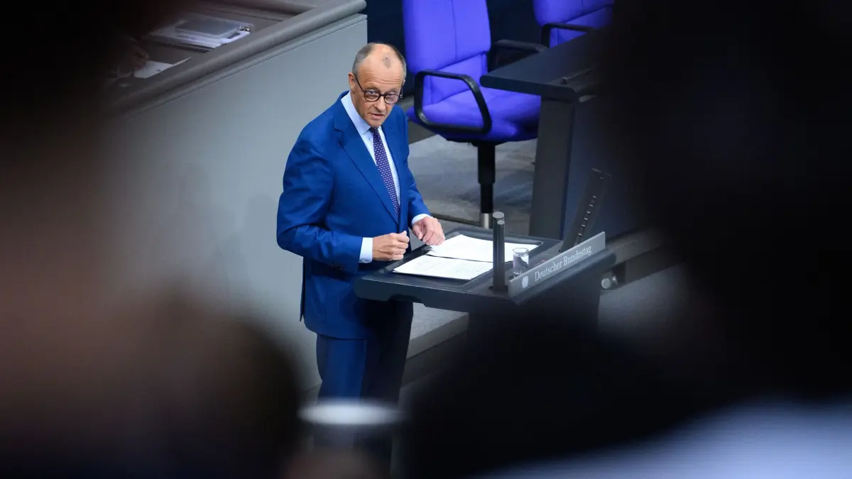 Bundestag: ARCHIV - 09.07.2026, Berlin: Bundeskanzler Friedrich Merz (CDU) gibt in der 89. Plenarsitzung der 21. Legislaturperiode im Deutschen Bundestag eine Regierungserklärung zur aktuellen politischen Lage ab. Die Hauptthemen der heutigen Sitzung sind, nach der Regierungserklärung des Bundeskanzlers, ein Gesetzentwurf zur Sicherung der Stromversorgung, die Einführung eines antragslosen Kindergeldes, das Länder- und Kommunalentlastungsgesetz sowie eine Aktuelle Stunde zur Zukunft der deutschen Automobilindustrie. (zu dpa: «Merz gibt Regierungserklärung zum EU-Gipfel ab») Foto: Bernd von Jutrczenka/dpa +++ dpa-Bildfunk +++