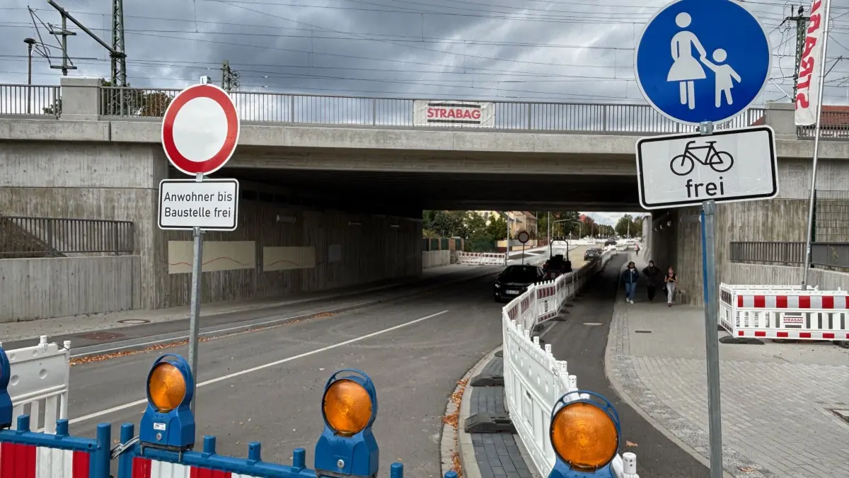 Die Bauarbeiten am nördlichsten Abschnitt der Bahnhofstraße in Senftenberg befinden sich in der finalen Phase. Bis zur Freigabe dauert es nicht mehr lange.