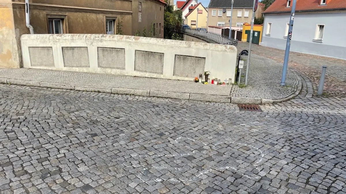 Auf fast einhundert Meter Länge sind die Kreidemarkierungen der polizeilichen Ermittlungsarbeit in der Torgauer Straße in Uebigau noch zu erkennen.