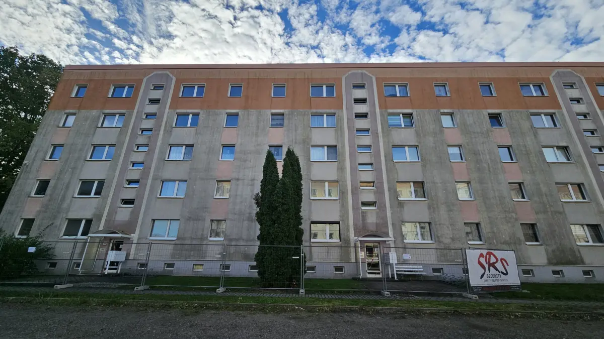 Ungewisse Zukunft in Lauchhammer: Während die Aufgänge 56 und 58 der Weinbergstraße nach den Rissen abgesperrt wurden, wohnen im Aufgang 54 (rechts) noch Menschen – und warten auf Informationen, wie es jetzt weitergeht.