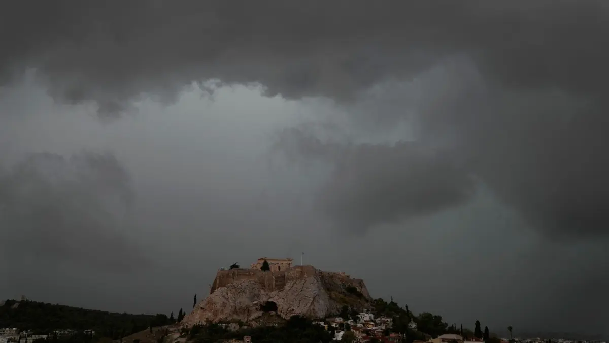 Unwetter in Griechenland: ARCHIV - 15.10.2021, Griechenland, Athen: Graue Wolken bedecken den Himmel über dem Akropolis-Hügel während eines Regenschauers. (zu dpa: «Schwere Unwetter toben in Griechenland») Foto: Thanassis Stavrakis/AP/dpa +++ dpa-Bildfunk +++