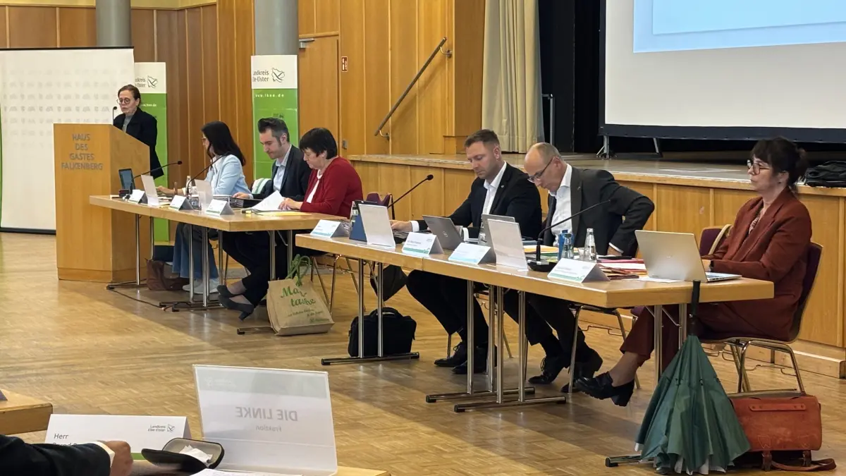 Susann Kirst (am Rednerpult) stellte im Kreistag in Falkenberg/Elster die Empfehlung von Kreisausschuss und Aufsichtsrat vor. Mit dem Beschluss ist die Personalfrage am Elbe-Elster-Klinikum allerdings noch längst nicht beantwortet.