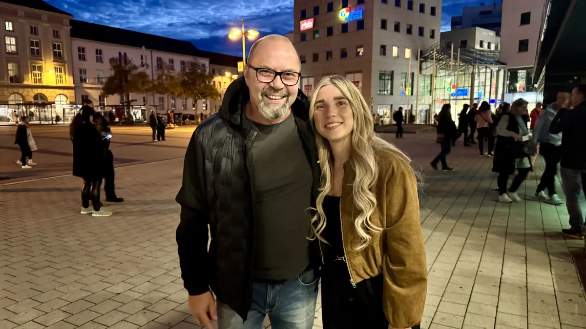 „Entweder, man mag ihn oder man mag ihn nicht“, meint Anne (r.) über Mario Barth. Sie ist mit ihrem Vater Peter zum Auftritt des Comedians nach Cottbus gekommen.
