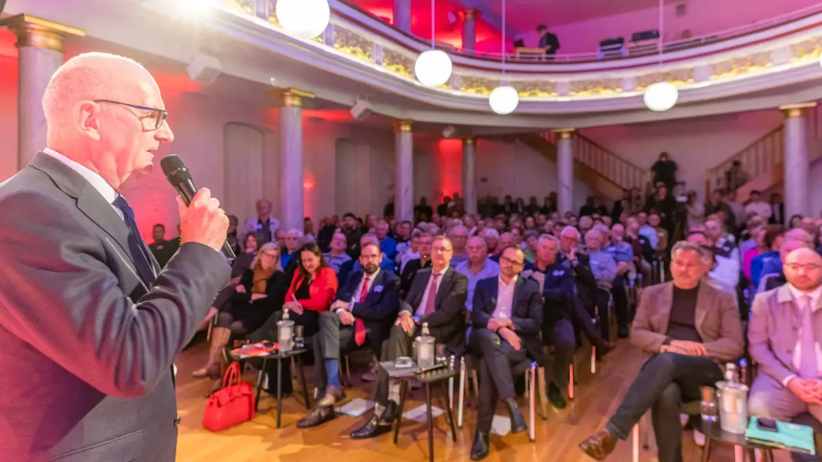 „Kabinett vor Ort“ in Cottbus: 13.10.2026, Brandenburg, Cottbus: Dietmar Woidke (SPD), Ministerpräsident des Landes Brandenburg, steht auf der Bühne im Alten Stadthaus Cottbus beim Bürgerdialog «Zur Sache Brandenburg». Heute tagte die Brandenburgische Landesregierung in der Stadt und traf sich dabei auch mit Vertretern der Stadtspitze. Foto: Frank Hammerschmidt/dpa +++ dpa-Bildfunk +++