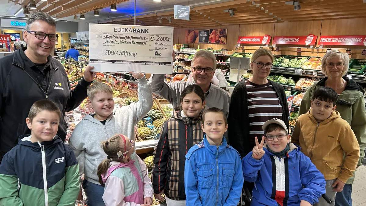 Die Edeka Stiftung spendet der Förderschule "Sieben Brunnen" aus Finsterwalde 2500 Euro. Schulleiterin Annette Jäpel (2.v.r.) kann das Geld gut gebrauchen: Seit diesem Jahr gibt es an der Schule ein Ganztagsangebot, dafür muss noch ein Raum umgebaut werden. Edeka-Marktführer Jens Muschter und der Kurator in der Edeka Stiftung, Roland Höhne, übergeben den Spendencheck.