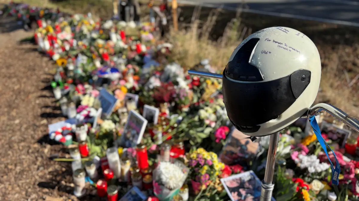 Viele Brandenburger wollen ihrer Trauer um die vier bei dem schrecklichen Unfall in Biesenthal tödlich verunglückten Jugendlichen Ausdruck verleihen. Davon zeugen Kerzen, Blumen, ein Helm und Briefe, die sie an der Unfallstelle abgelegt haben.