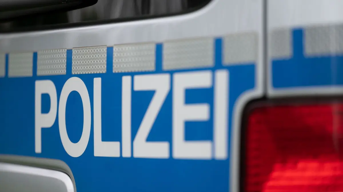 Symbolbild Polizeiauto: Das Wort Polizei ist auf einem Fahrzeug der Polizei zu sehen. (zu dpa: «Messerangriff an Schule - 15-Jähriger soll in Haft»)