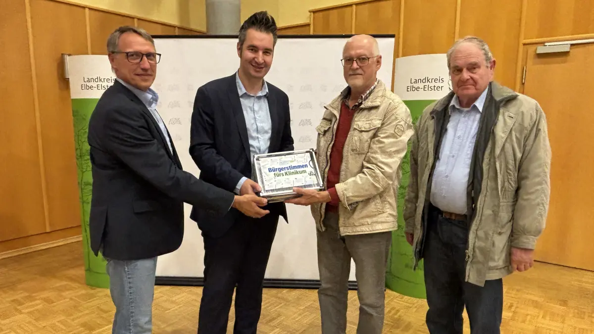 Mehr als 100 Bürgerkommentare und die Ergebnisse einer Online-Umfrage: Ralf Franke, Gerd König und Dr. Peter Urwank überreichen den transparenten Koffer an Kreistagsvorsitzenden Dr. Sebastian Rick.
