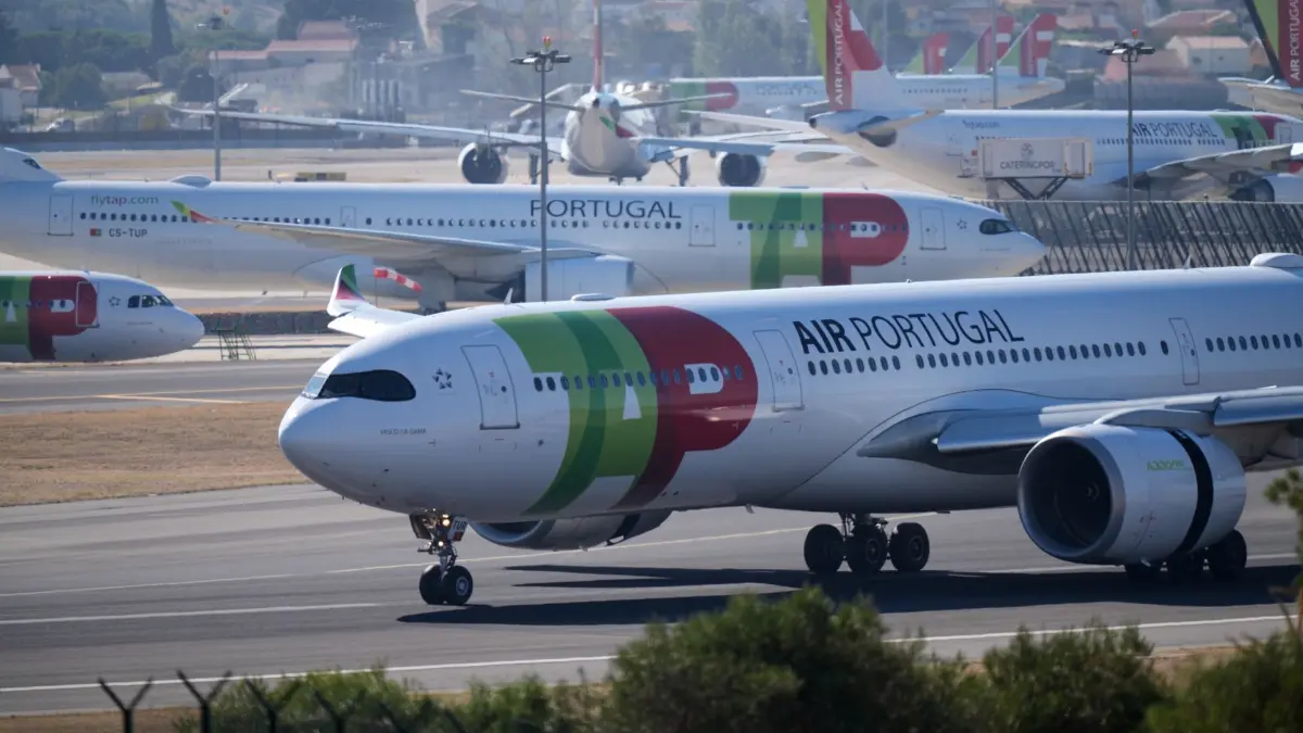 TAP Air Portugal: 14.10.2026, Portugal, Lissabon: Ein Airbus A330 der TAP Air Portugal landet in Lissabon. Die portugiesische Regierung gab die Lufthansa-Gruppe als Gewinner der Ausschreibung für eine Minderheitsbeteiligung an der portugiesischen Fluggesellschaft bekannt. Foto: Armando Franca/AP/dpa +++ dpa-Bildfunk +++