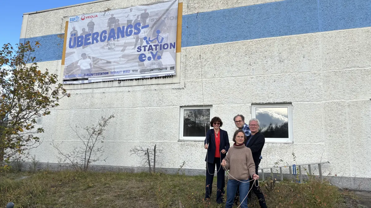 Geschäftsführerin der Stadtwerke Weißwasser Katrin Bartsch, stellvertrende Vorsitzende des Stiftungsrats der Station, Claudia Müller, Martin Schwinzerl vom Deutschen Zentrum für Astrophysik sowie Stationsleiter Bernd Frommelt (v.l.) zogen gemeinsam an der Leine beim offiziellen Startschuss für die Nutzung der "Übergangsstation" im Radio WSW-Haus.