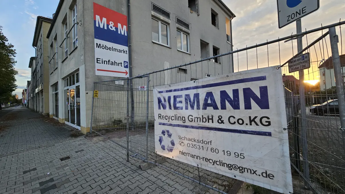 Bauzäune der Niemann Recycling GmbH & Co.KG sperren das Gelände hinter der Bahnhofstraße 38 bis 42 in Senftenberg ab. Seit dem 5. Oktober laufen hier die Entkernungsarbeiten. Auf dem Areal soll ein neues Einkaufs- und Wohnquartier entstehen.