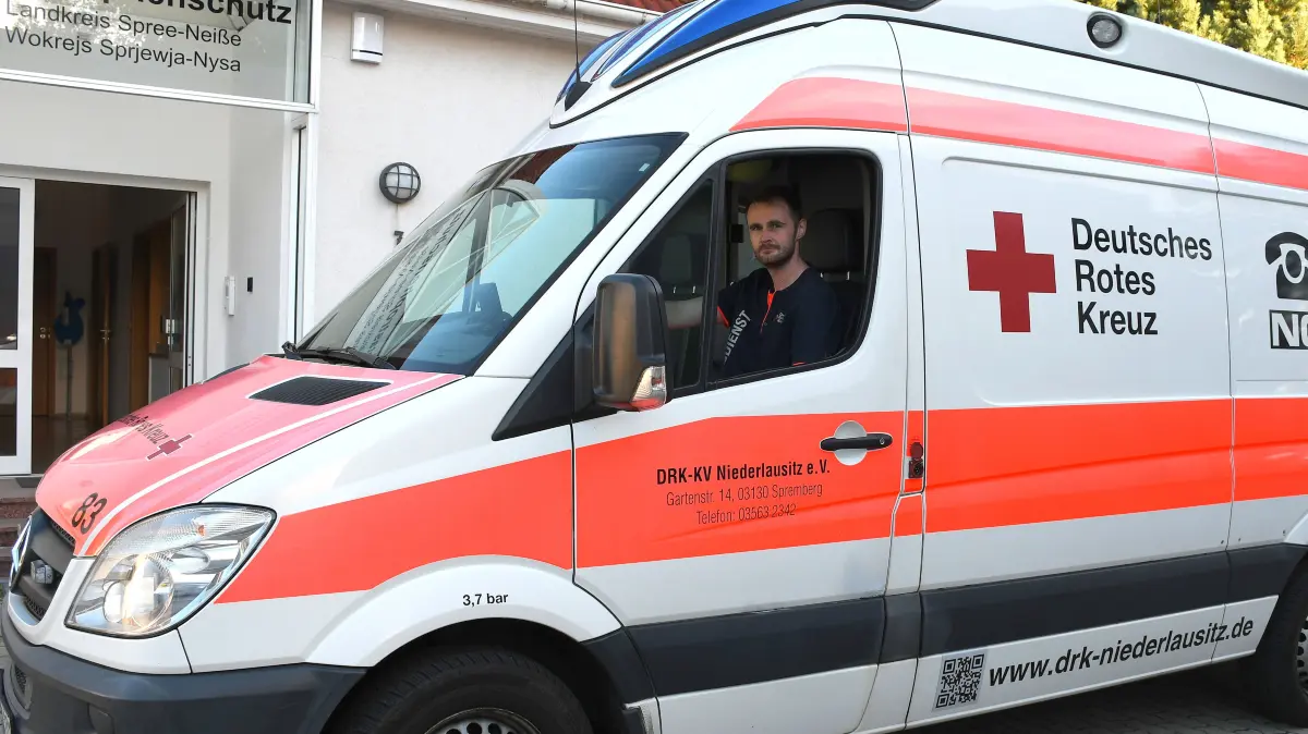 Der Einsatzwagen der DRK-Bereitschaft Spremberg ist in die Jahre gekommen und wird den nächsten Tüv nicht schaffen. Riccardo Schmidt hat mit den ehrenamtlichen Lebensrettern eine Spendenaktion für einen neuen gebrauchten Rettungswagen initiiert. Die Reaktionen: überwältigende Hilfe und harsche Kritik.